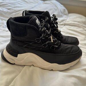 Sorel sneaker/boots